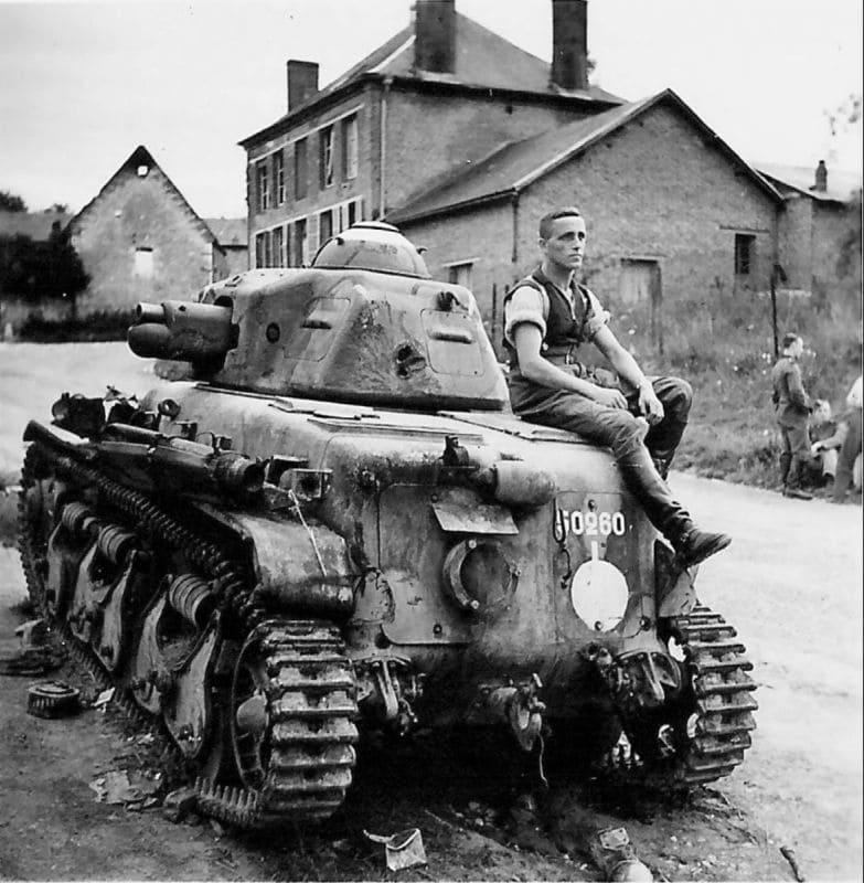 Немецкий солдат, броня, французский танк, Renault R35