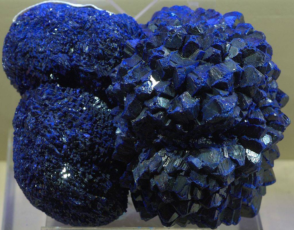 Азурит или медная лазурь – это хрупкий синий минерал со стеклянным блеском. С древнейших времён он использовался как пигмент в изобразительном искусстве