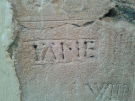 Слово «Джейн», на стене камеры, возлюбленная 