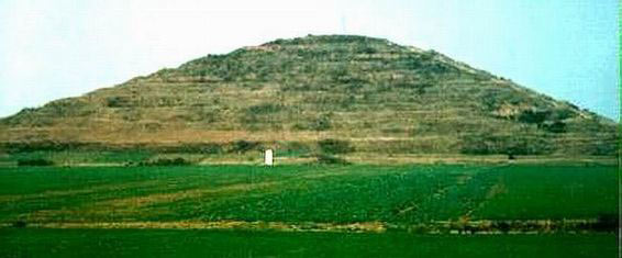 Покрытая зеленью таинственная пирамида в долине Сычуань