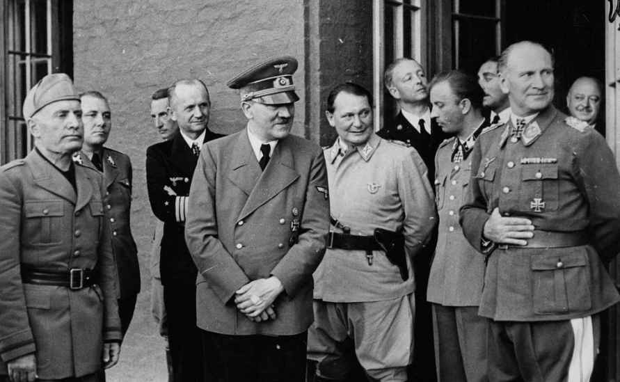 2.	Бенито Муссолини, Мартин Борман, Карл Дениц, Адольф Гитлер, Герман Геринг и другие (слева-направо) во время встречи в замке Клессхейм в Зальцбурге, апрель 1943 года