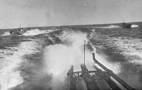 Атакует 4-й дивизион торпедных катеров Краснознаменного Балтийского флота 