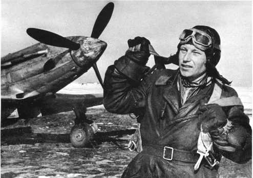 Летчик 55-го ИАП Александр Иванович Покрышкин, будущий трижды Герой Советского Союза