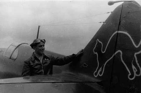 Командир 609-го ИАП Герой Советского союза майор Гальченко возле своего истребителя ЛаГГ-3 