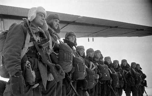 Никто кроме нас! Советские десантники готовятся к погрузке на борт ТБ-3