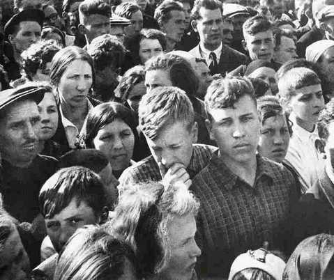 Началась война… Люди слушают Молотова: 22 июня 1941 года