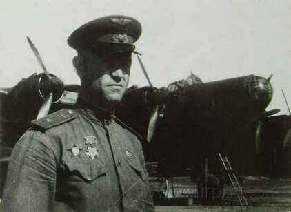 Командир экипажа тяжелого бомбардировщика Пе-8 из 746-го ТБАП Герой Советского Союза майор Сугак