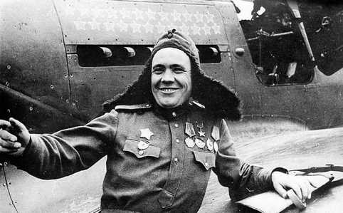 Капитан П.И. Чепинога у своего истребителя Белл P-39Q «Аэрокобра». Он получил звание Герой Советского Союза 26 октября 1944 г. будучи командиром эскадрильи в 508-м ИАП за 24 сбитых самолета противника. 