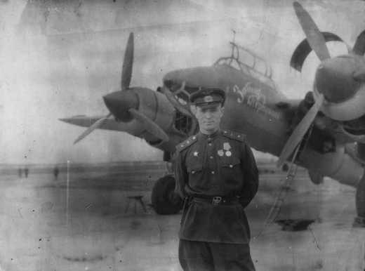 Штурман 6-го бомбардировочного авиаполка майор В.П. Еремин у бомбардировщика Ту-2