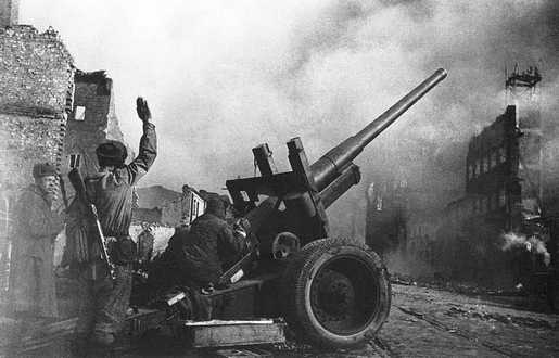 Расчет гаубицы-пушки А-19 калибра 122 мм ведет огонь по врагу