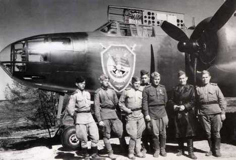 Летный и технический экипаж самолета Дуглас А-20 «Бостон» майора Осипова из 221-й бомбардировочной Бахмачской ордена Суворова авиадивизии – Белоруссия, 1944