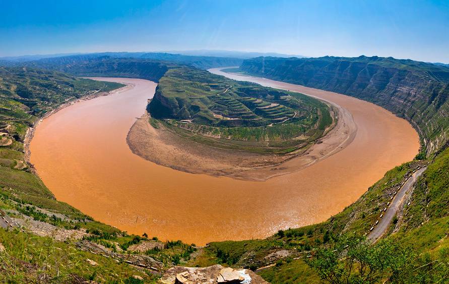 Хуанхэ является одной из крупнейших рек Азии. В переводе ее название звучит как 