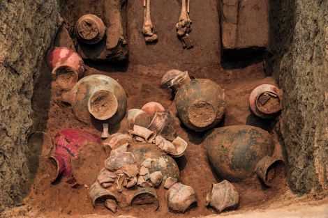 Кроме скелетов-гигантов, ученые нашли различные керамические изделия и нефритовые предметы