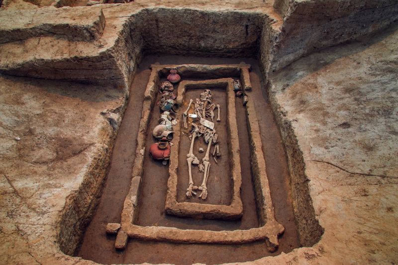 Могила высокопоставленного жителя поселения, о чем говорит находящаяся у тела керамика и другие предметы 