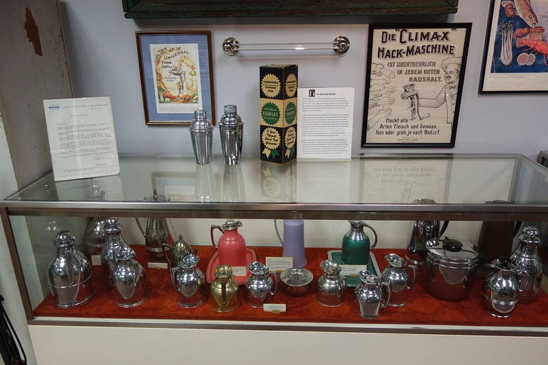 Коллекция термосов Stanley в Нью-Бритенском музее промышленности (Коннектикут, США)