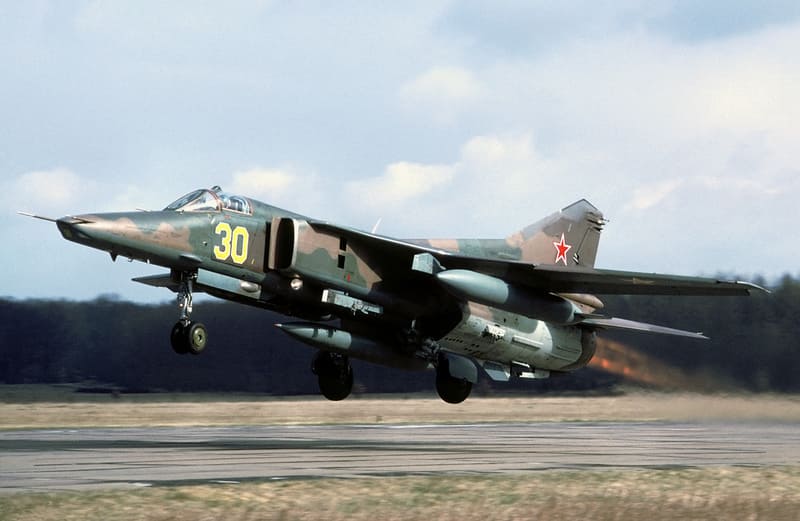 Истребитель-бомбардировщик с изменяемой стреловиднос-
тью крыла МиГ-27