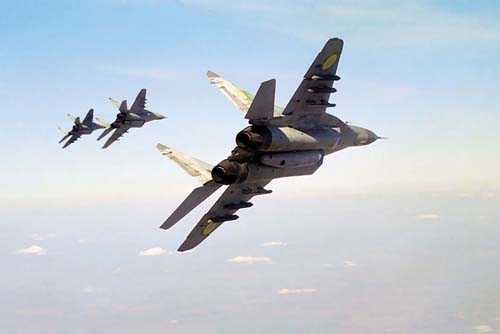 Фронтовые истребители МиГ-29 в полете