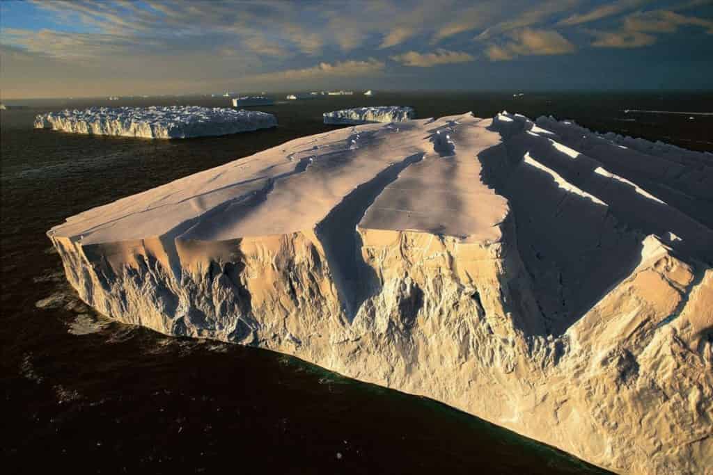 Шельфовый ледник Росса является крупнейшим в Антарктиде. Он расположен в районе Территории Росса, выдаваясь в море Росса между Землей Виктории (остров Росса) на востоке и Землей Мэри Бэрд (полуостров Эдуарда VII) на западе. Общая площадь – около 487 тысяч квадратных километров, что сопоставимо с размерами Франции. Но это всего лишь 3,7 % от всей территории Антарктики.