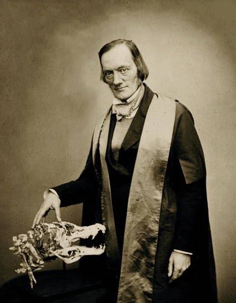 Ричард Оуэн с черепом крокодила, 1856 год
