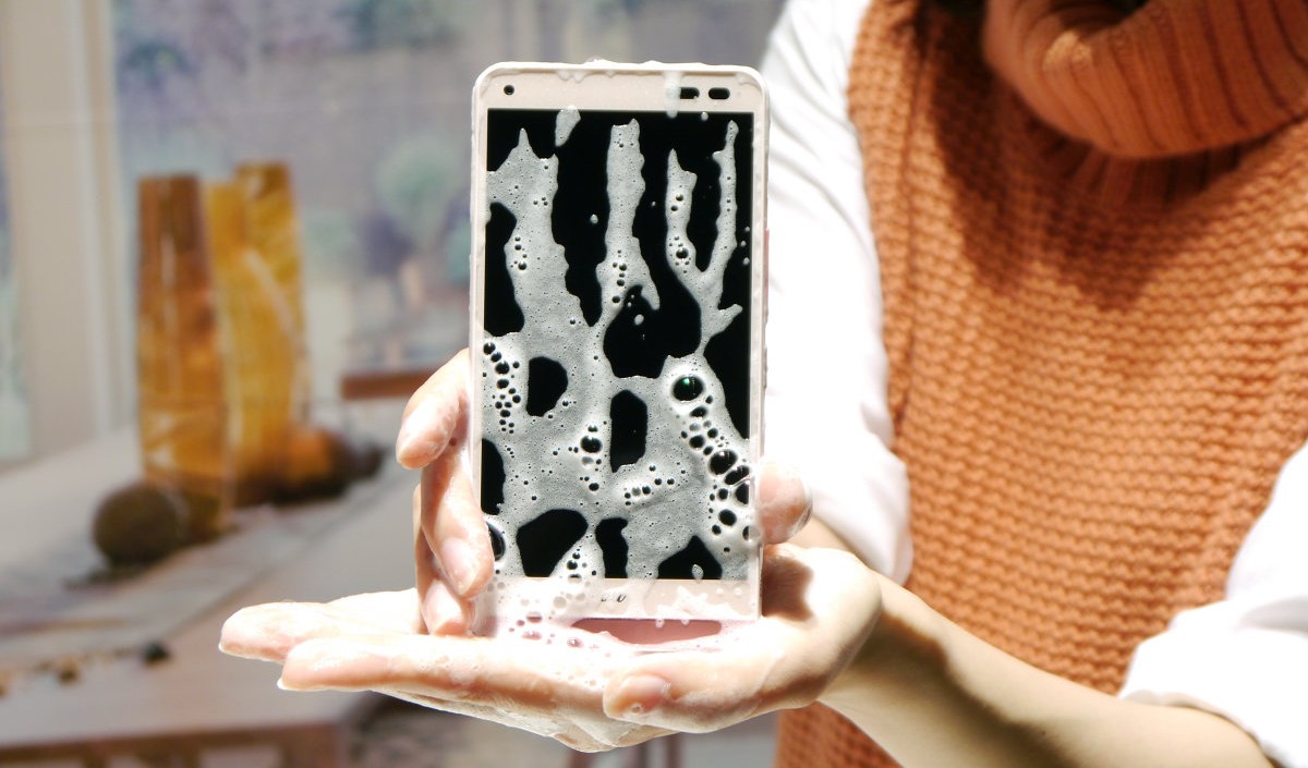 Японцы получат смартфон, который можно мыть с мылом