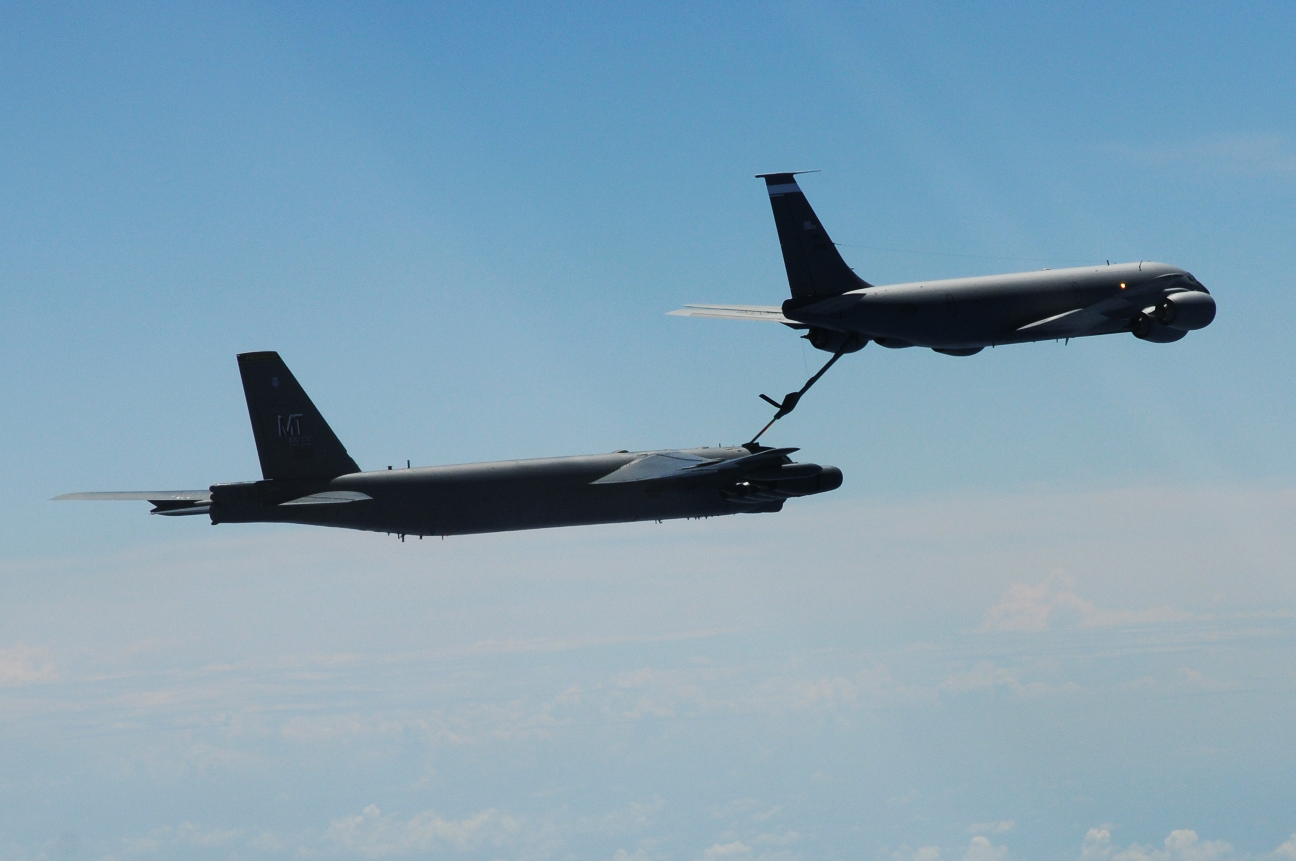 Стратегический бомбардировщик B-52Н «Стратофортресс» пополняет баки от самолета-заправщика KC-135R «Стратотанкер». Оба эти самолета – изделия фирмы «Боинг»