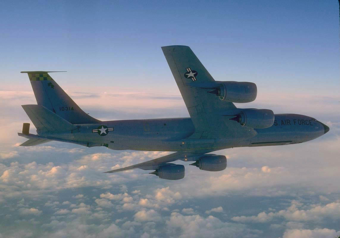 Модернизированный самолет-заправщик Боинг KC-135R «Стратотанкер» легко отличить от старого KC-135A по большим гондолам турбовентиляторных двигателей F108-CF-100