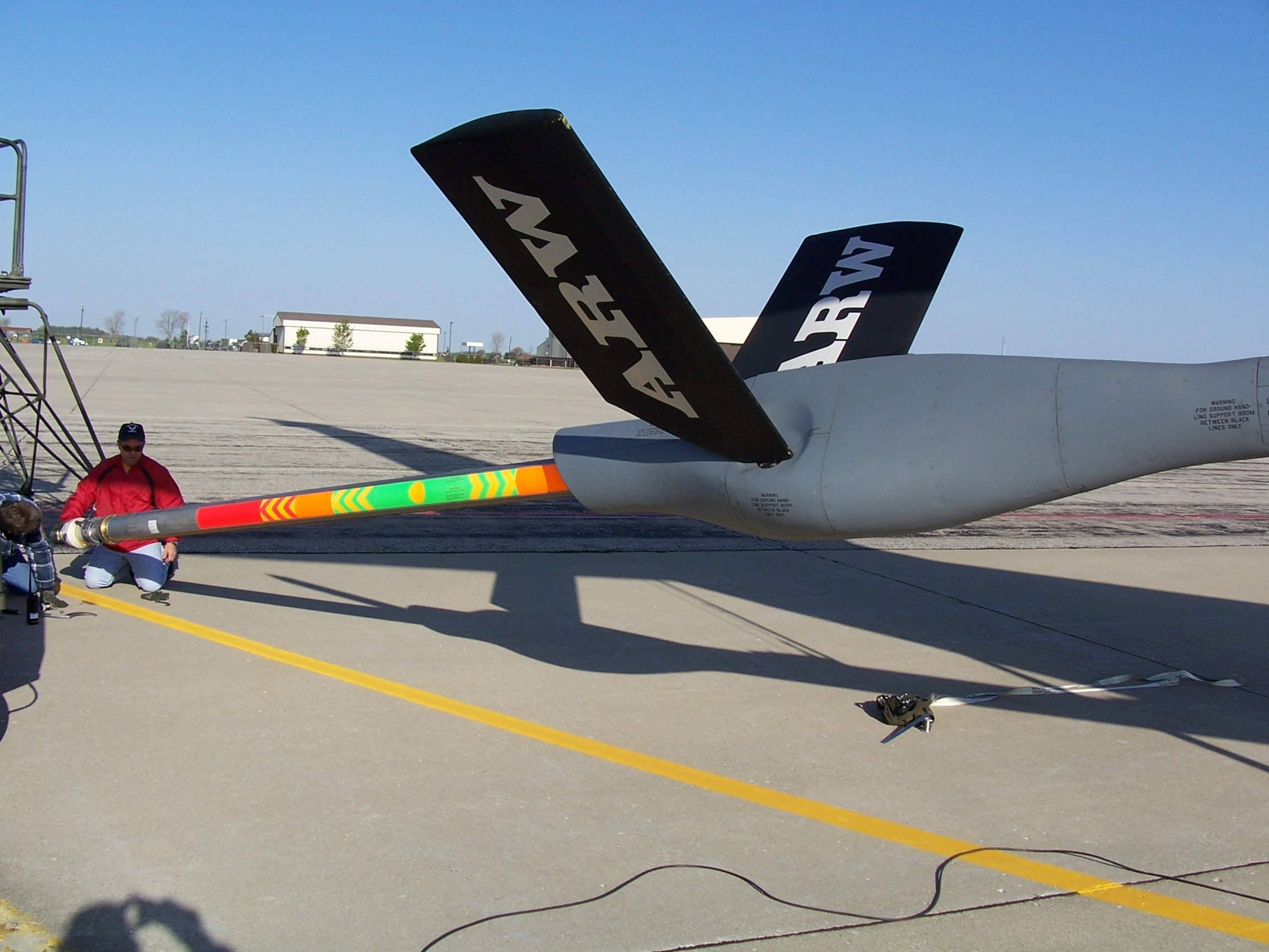 «Летающая штанга» самолета KC-135R. Зеленое поле на выдвижной трубе сигнализирует пилоту заправляемого самолета и оператору о нормальной дистанции, красные поля – об опасном сближении или удалении