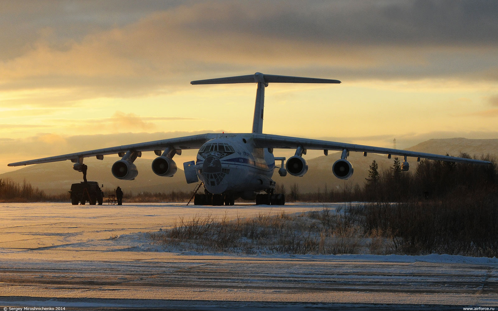 Самолет-заправщик Ил-78 оказался прекрасно приспособлен к самым тяжелым условиям. Этот снимок сделан на полярном аэродроме Мончегорск в наши дни Фото С. Мирошниченко 