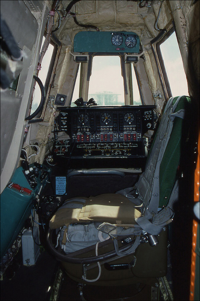 . В кабине оператора заправки самолета Ил-78 – кресло развернуто для наблюдения за правым крыльевым УПАЗом 