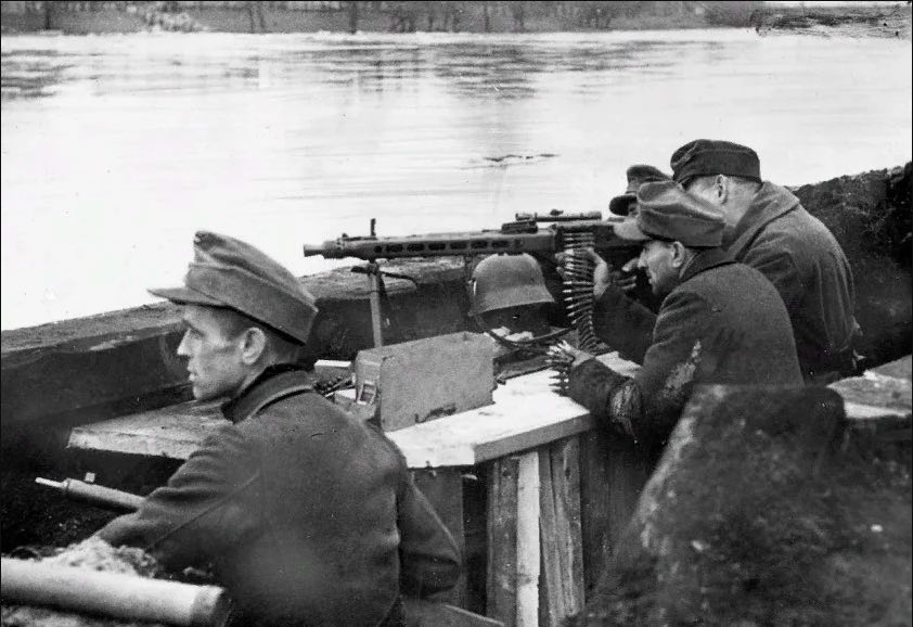 река одер, пулеметная точка, немецкие солдаты