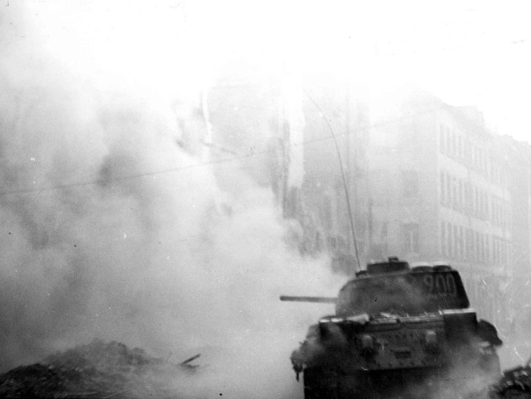 танк т-34-85, огонь по противнику, битва за берлин