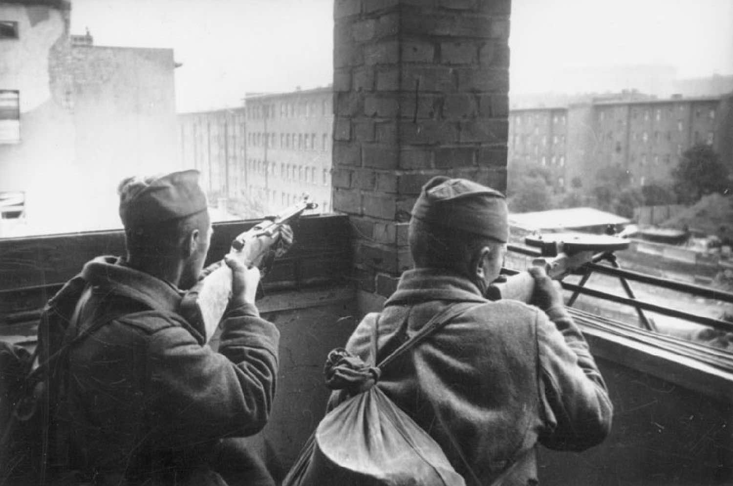 советские солдаты, уличные бои, оборона берлина