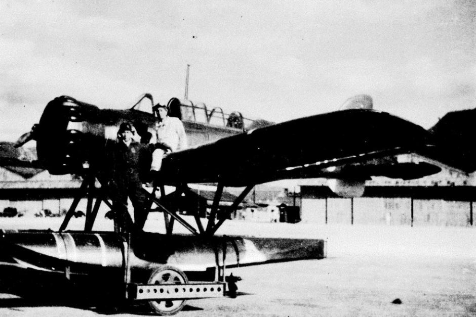 Экипаж гидросамолета Kugisho E14Y1, бомбивший в 1942 г. США (Набуо Фудзита слева)