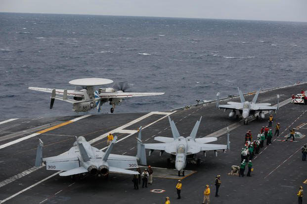 самолет, E-2D Hawkeye, F/A-18 Super Hornet, корабль, Abraham Lincoln, авария, столкновение