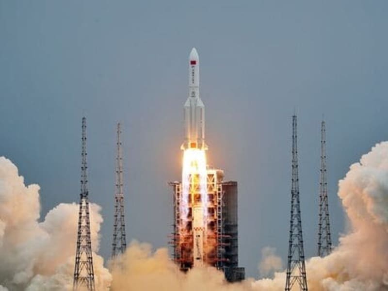 21-тонная ступень китайской ракеты вышла из-под контроля и скоро врежется в Землю