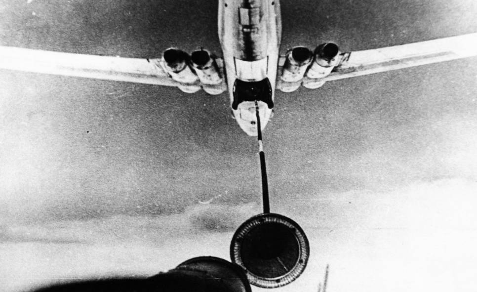 Чтобы вести «охоту за авианосцами» или ходить к берегам Америки, ракетоносцы Ту-95КД и КМ должны были один, а то и два раза дозаправиться в полете