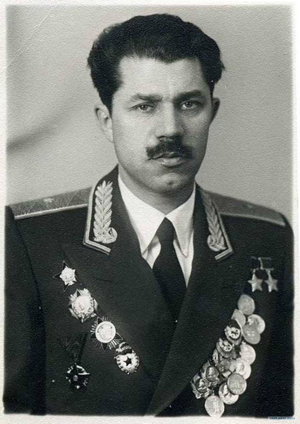 Первый командир 106-й ТБАД дважды Герой Советского Союза генерал-майор Александр Иванович Молодчий