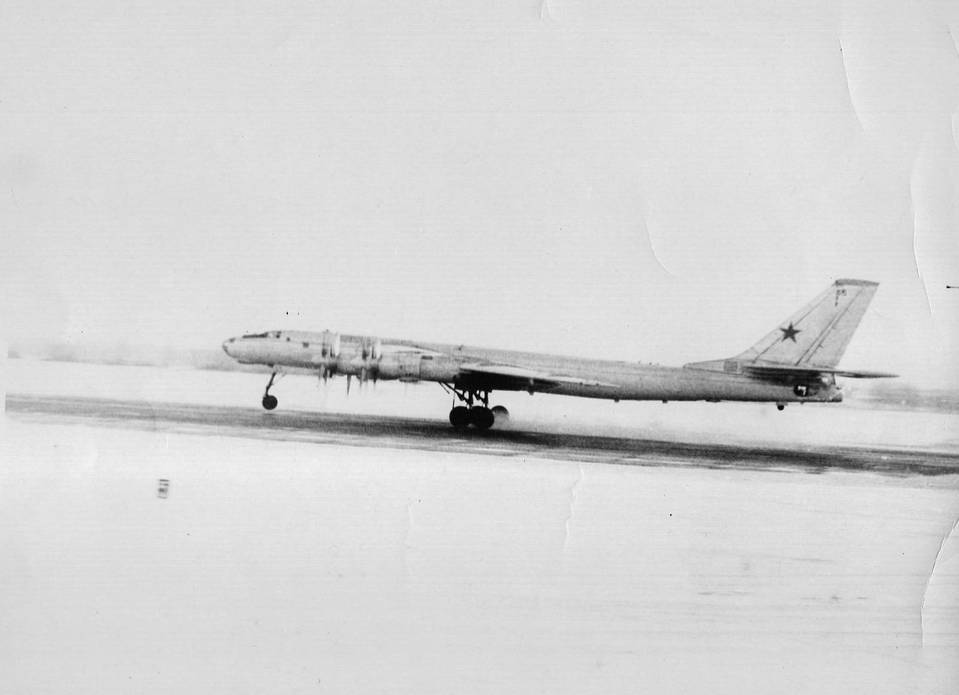 Межконтинентальный бомбардировщик Ту 95М взлетает с аэродрома Узин