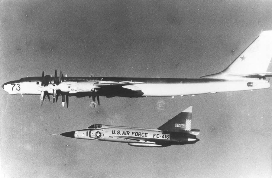 Советский межконтинентальный бомбардировщик Ту-95 в сопровождении перехватчика F 102A «Дельта Даггер» ВВС США. Предположительно фото сделано над Северной Атлантикой на рубеже 60-х гг.