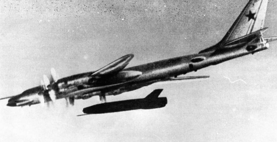 Пуск самолета-снаряда Х-20М с борта самолета Ту-95КМ, снятый самолетом-разведчиком – предположительно американским, взлетевшим с территории Ирана (до Исламской революции 1979 г. там были базы США) над нашим полигоном в акватории Каспийского моря