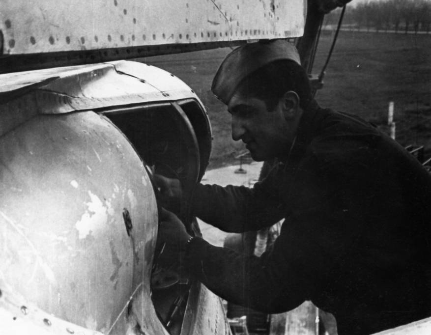 Техник группы РЭО выполняет работы на радиоприцеле ПРС-1 «Аргон» (изделие АР-17) кормовой огневой точки самолета Ту-95К