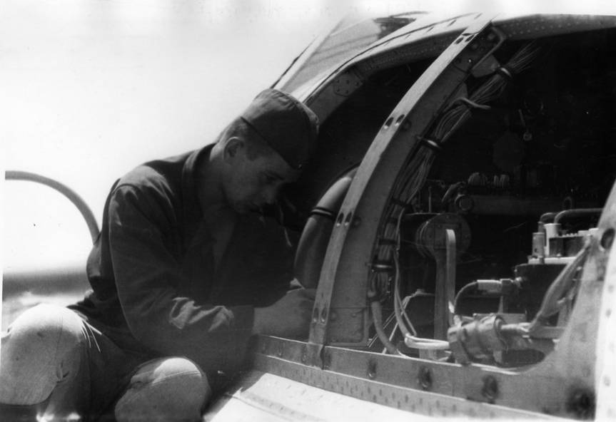 Техник группы РЭО 182-го Гв.ТБАП осматривает блоки станции ЯД через снятые люки на левом борту НЧФ самолете Ту-95КМ (видна изогнутая труба системы дозаправки топливом в полете). Вид против полета. Аэродром Моздок, 60-е годы.