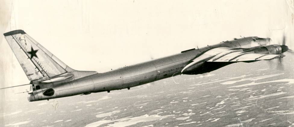 Самолет Ту-95К борт № 6 из 182-го Гв.ТБАП 106-й ТБАД набирает высоту. Снято с борта Ту-95 того же полка