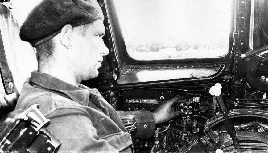 Техник группы РЭО 182-го Гв.ТБАП Б. Лысенко выполняет проверку станции предупреждения об радиолокационном облучении локатором противника СПО-3 «Сирена» самолета Ту-95К. Авиабаза Моздок, конец 60-х гг.