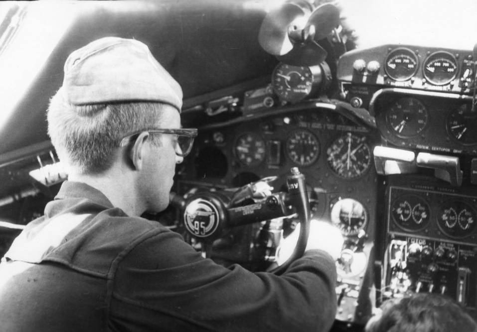 Техник группы АО (авиационного оборудования) 182-го Гв.ТБАП выполняет регламентные работы в кабине самолета Ту-95К на рабочем месте командира корабля. Часть приборов демонтирована и передана в ТЭЧ для поверки. Авиабаза Моздок, конец 60-х гг.