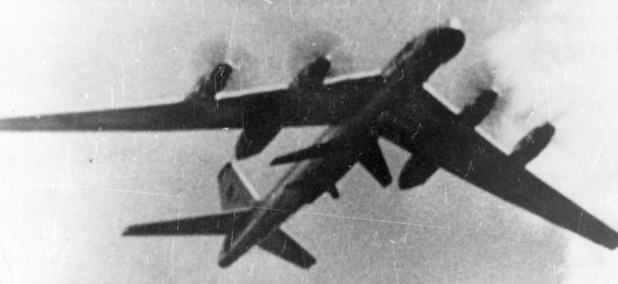 Проход самолета Ту-95К с подвеской самолета-снаряда Х-20М над Красной площадью на воздушном параде. Демонстрация воздушной мощи, за которой пристально следили не только наши граждане, но и противники, также была частью холодной войны