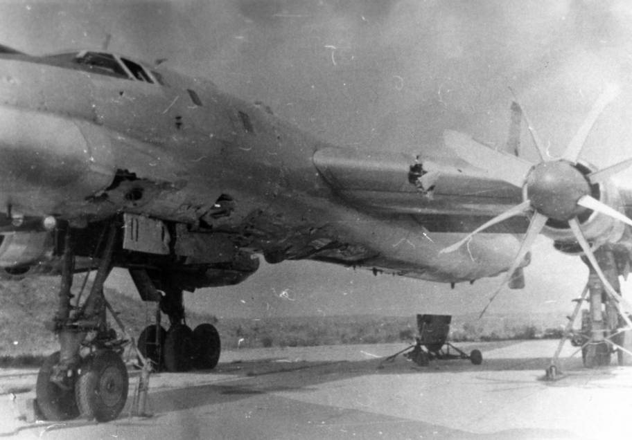 Самолет Ту-95КМ борт № 11 из 1006-го ТБАП, совершивший посадку после аварийного пуска самолета-снаряда Х-20М.