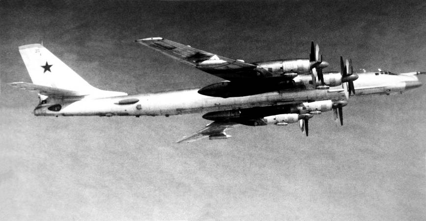 Самолет Ту-95КМ советской Дальней Авиации над океаном – 1 января 1984 года.
