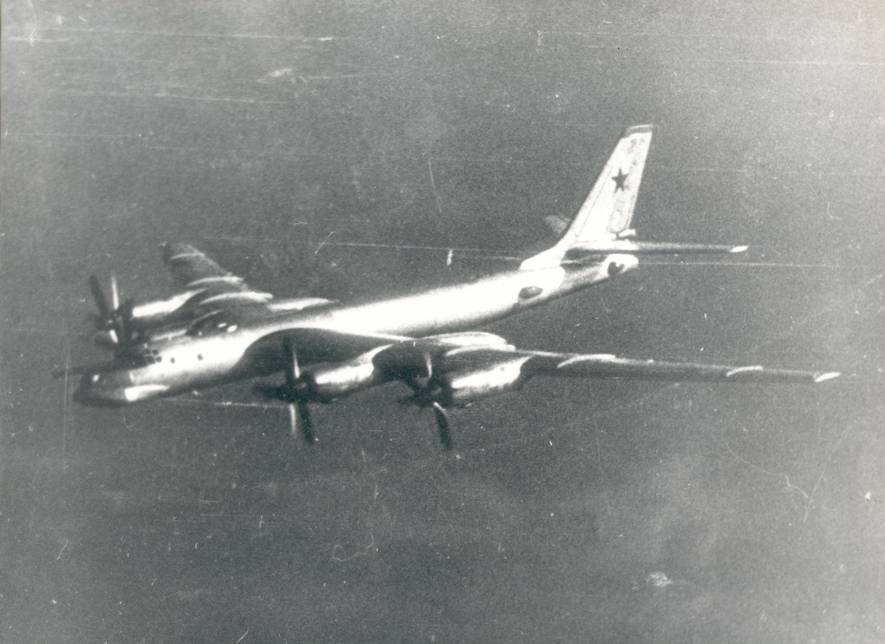 Самолет Ту-95КМ из 106-й авиадивизии в полете на большой высоте