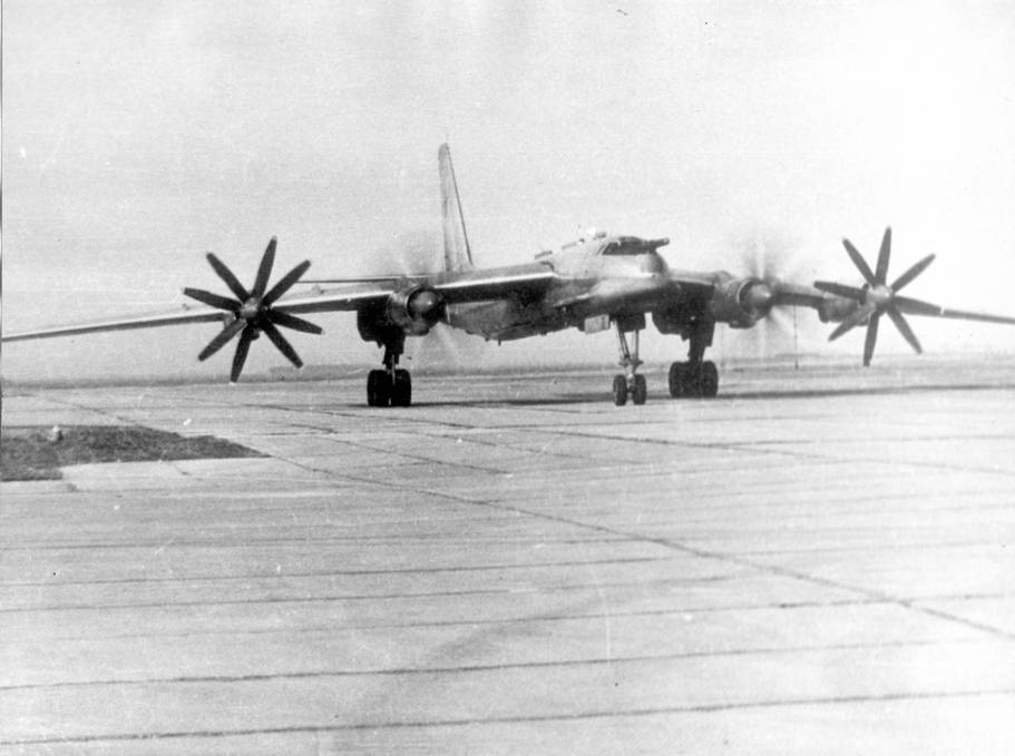 Самолет Ту-95КМ из 182-го ТБАП на аэродроме Моздок. Чтобы он совершил один полет продолжительностью 8-12 часов, требовалось затратить несколько сотен часов труда технического состава